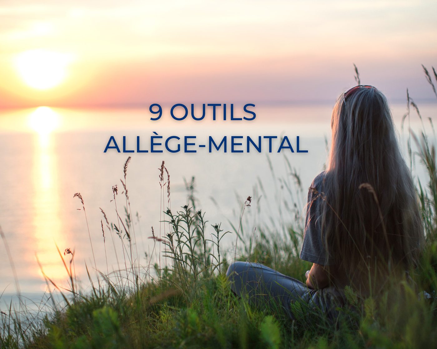 Une femme assise au bord de l'eau au soleil couchant, avec le titre 9 outils Allège-Mental